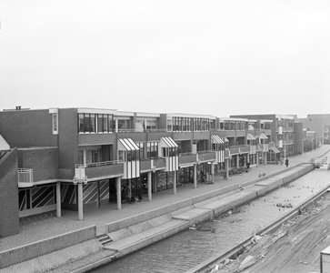 885156 Gezicht op het winkelcentrum aan de Hondsrug te Utrecht.